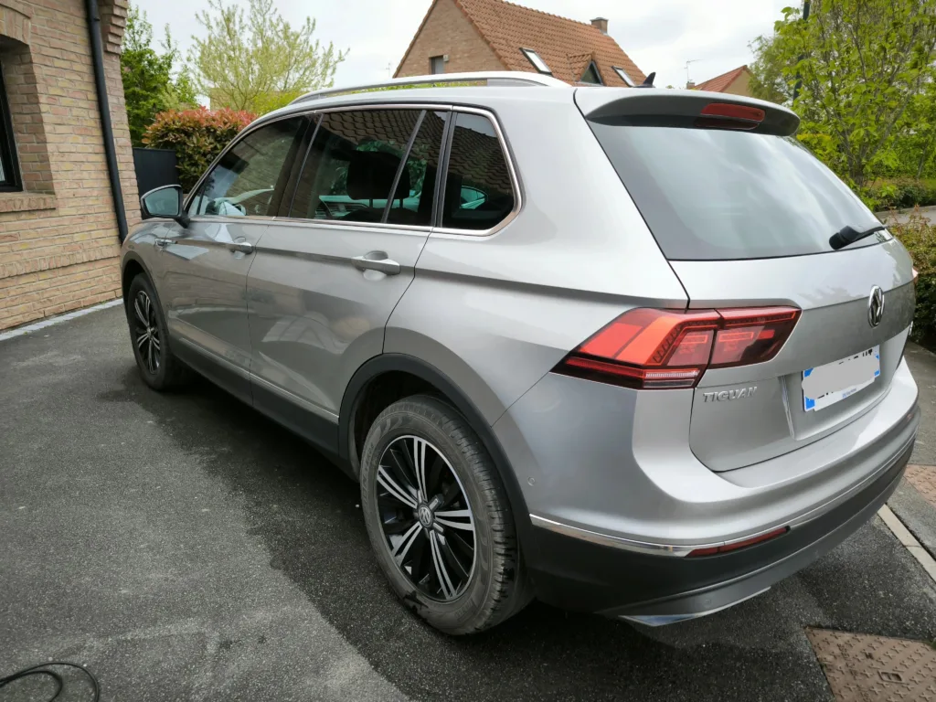 Voiture après lavage extérieur écologique, carrosserie brillante et sans tache