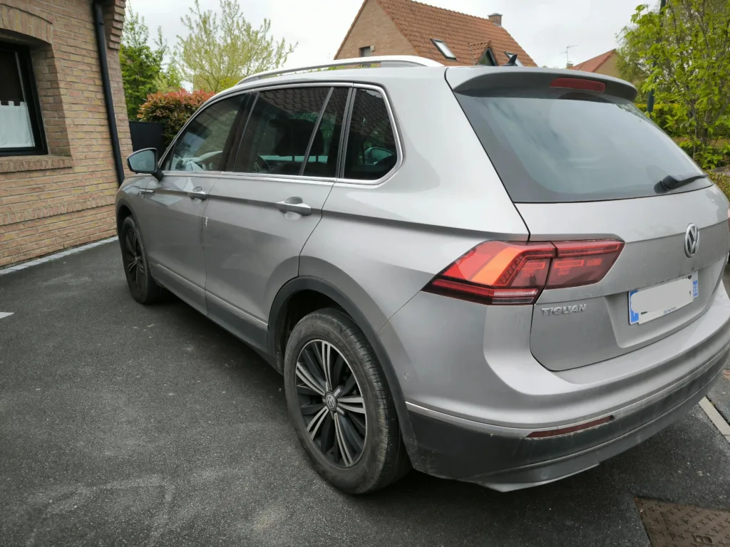 Voiture avant lavage extérieur écologique, carrosserie poussiéreuse et traces de pollution visibles
